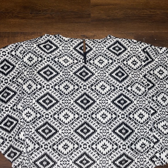 Red Ranch Cape - Picture 4 of 9